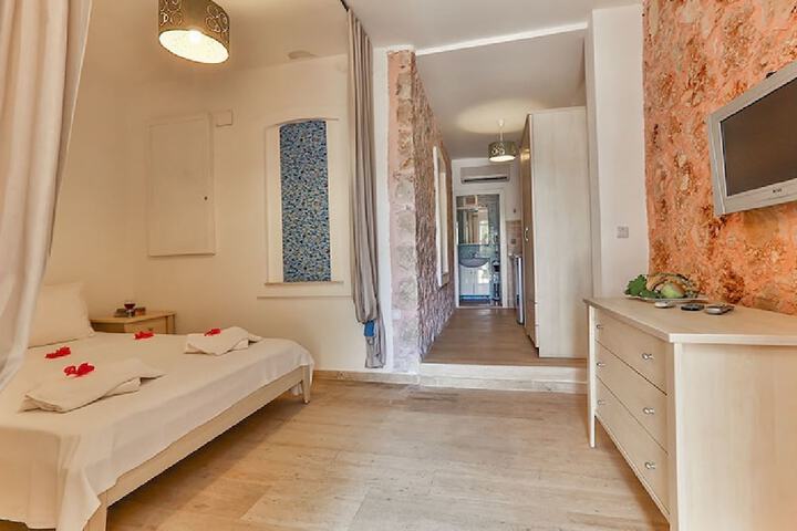 Room 4 of 28