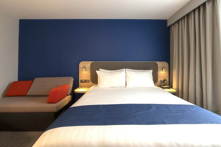 Room 12 of 27