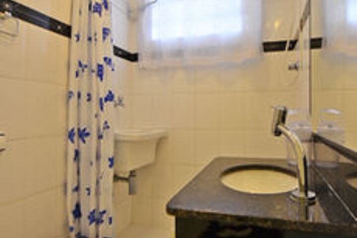 Room 4 of 12
