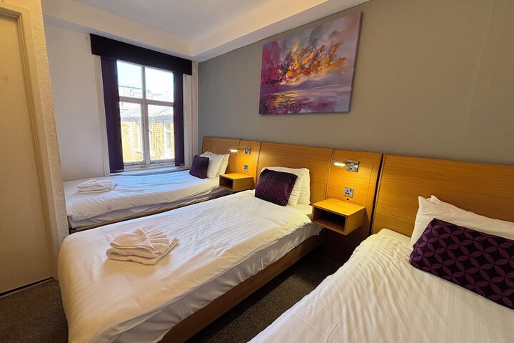 Room 25 of 76