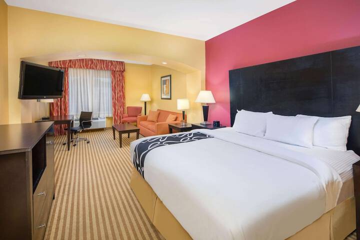 1 King Bed Efficiency (17 of 25)