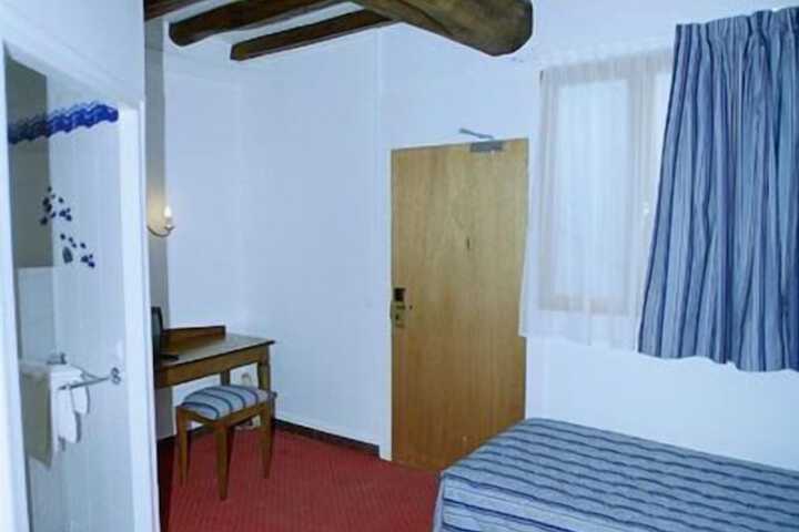 Room 13 of 52