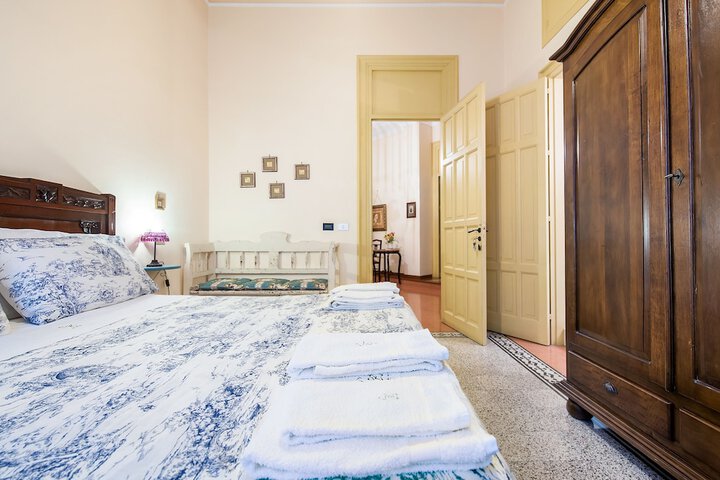 Room 6 of 16