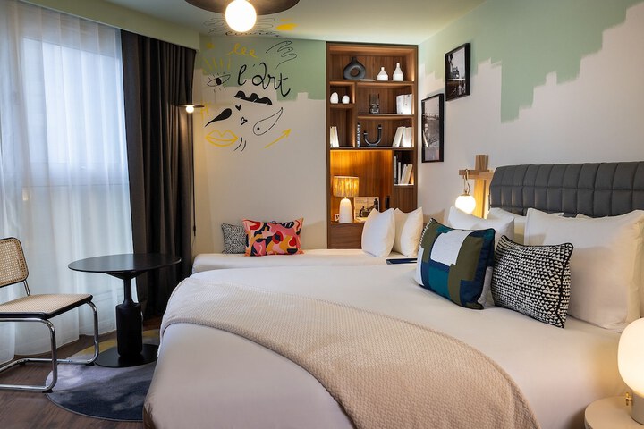 Room 6 of 62