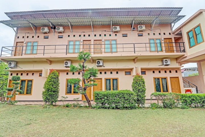 Exterior of OYO 90945 Arizon Kost