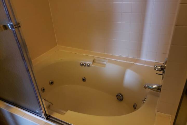 Jetted tub