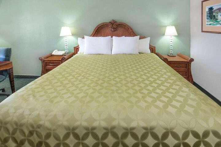 1 King Bed (2 of 7)