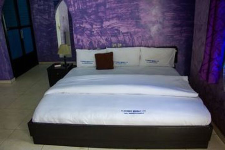 Room 11 of 37