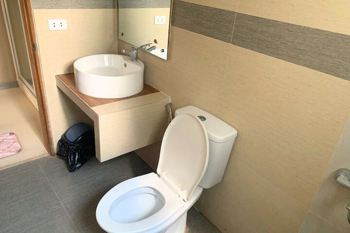 Room 33 of 64