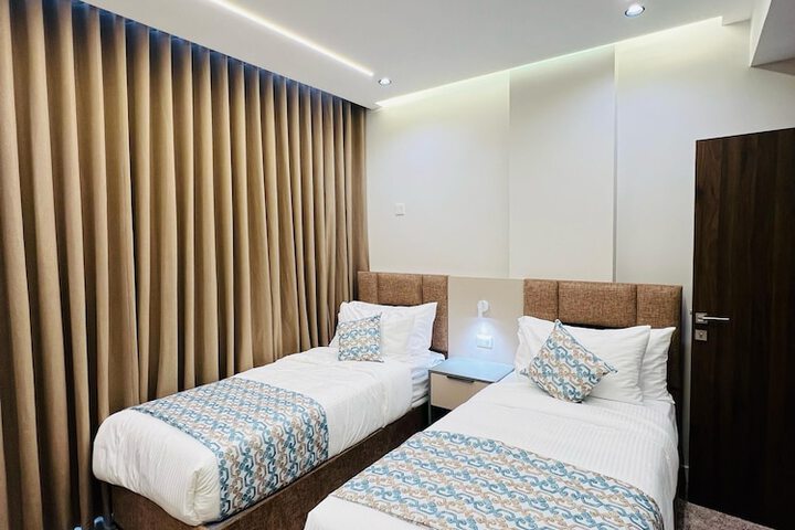 Room 10 of 28