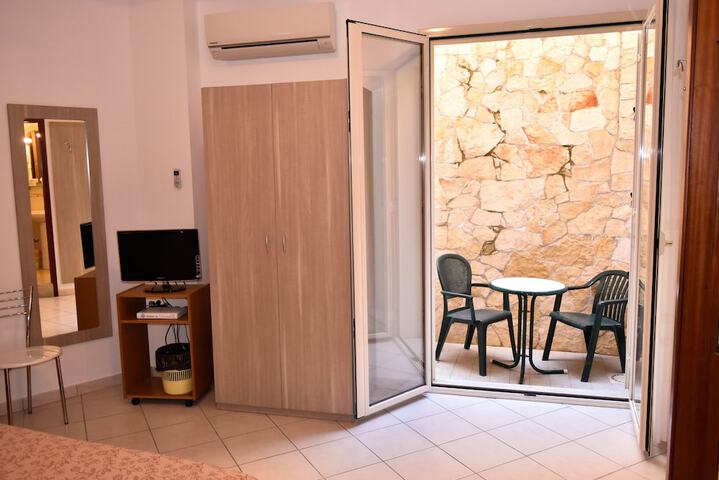 Room 16 of 105