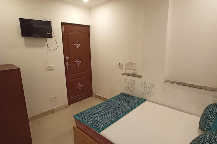 Room 6 of 13
