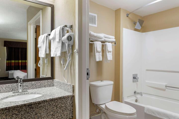 1 King Bed Room High Speed Internet Accessible Microwave and Refrigerator Work Desk Contine (5 of 18)