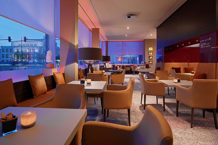 Lounge 26 of 46