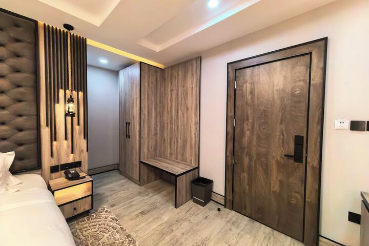Room 8 of 25