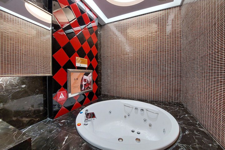 Room 53 of 69