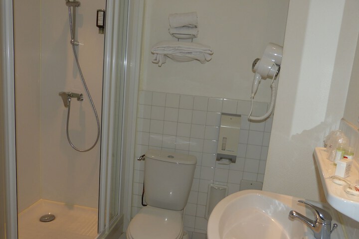 Room 28 of 60