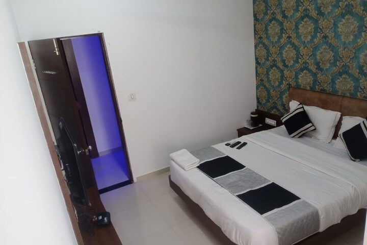 Room 15 of 18