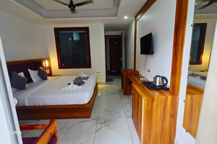 Room 6 of 33