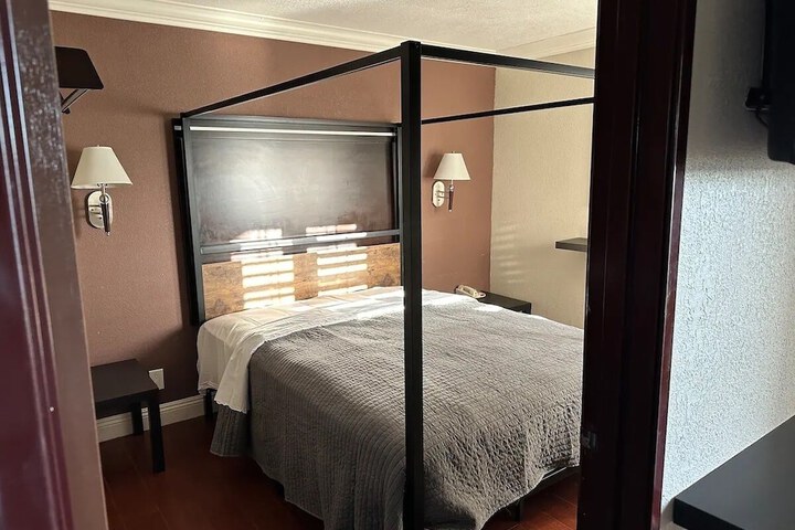 1 Bedroom Deluxe Studio Queen Bed (5 of 5)