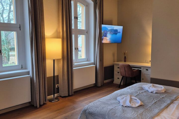 Room 9 of 18