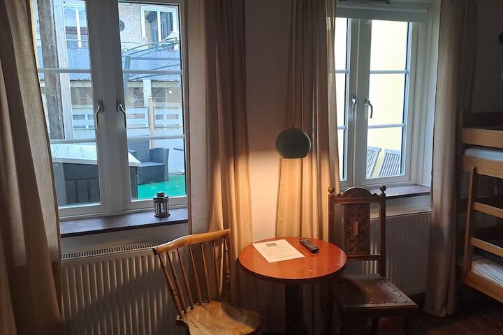 Room 12 of 104