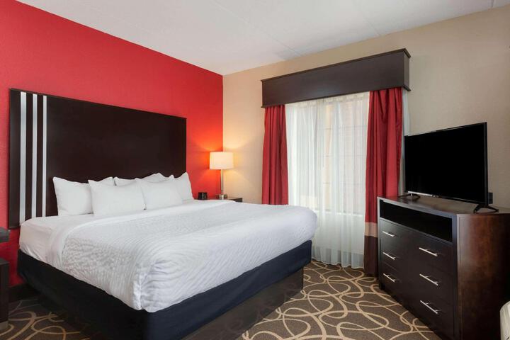 1 King Bed (6 of 10)