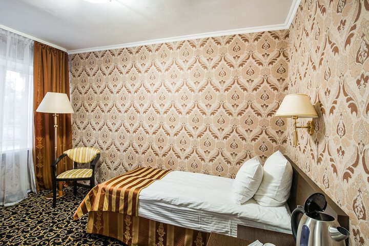 Room 17 of 38
