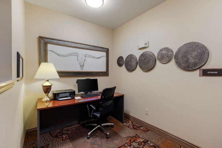 Business Center 25 of 27