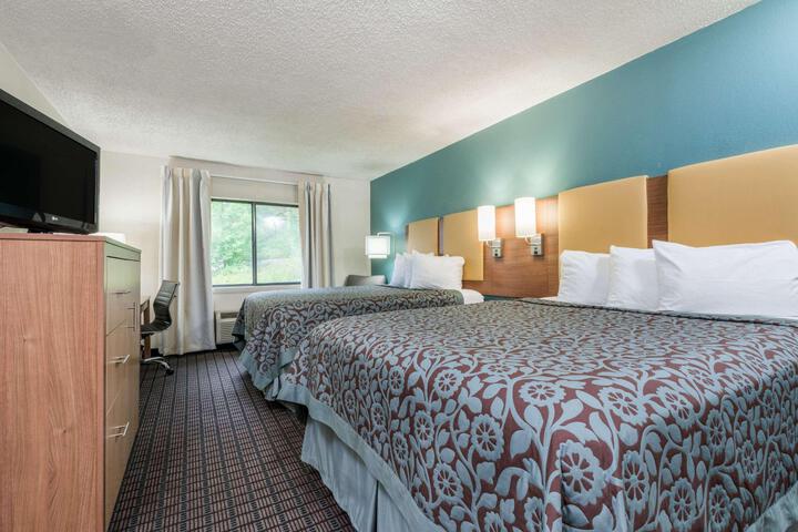 2 Queen Beds (3 of 4)