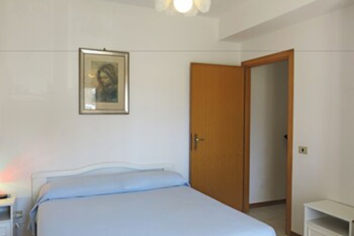 Room 6 of 14