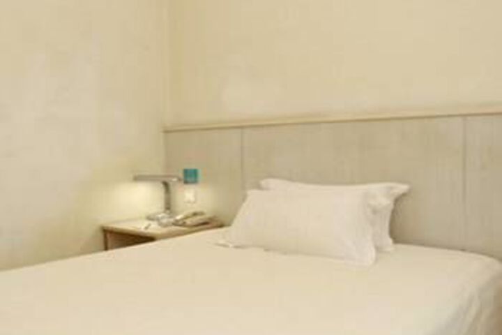 Room 12 of 31