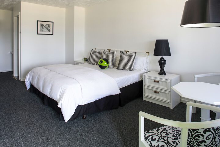 1 King Bed (4 of 7)