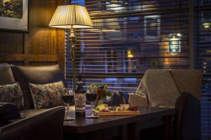 Lounge 21 of 28