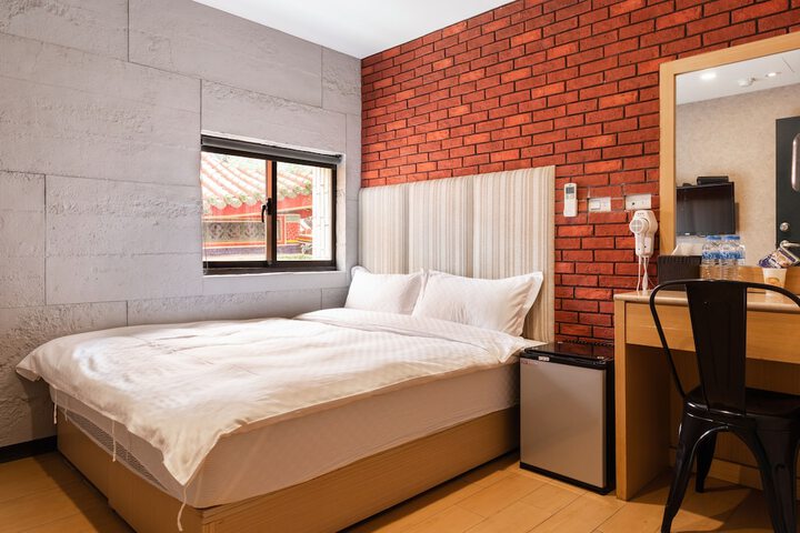 Room 10 of 18