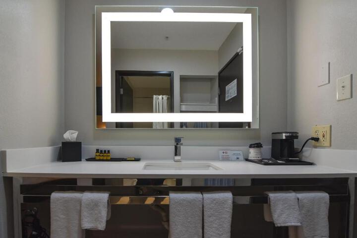 1 Queen Bed High Speed Internet Accessible 50 Inch Flat Screen Television Microwave and Refrigerator, Coffee Maker, Hairdryer Full Breakfast (1 of 15)