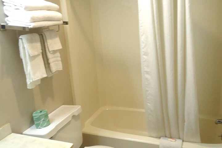 1 Queen Bed (5 of 11)