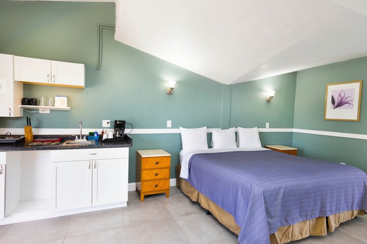 Classic Room with King Bed (7 of 8)