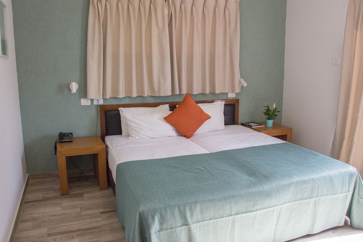 Room 4 of 12
