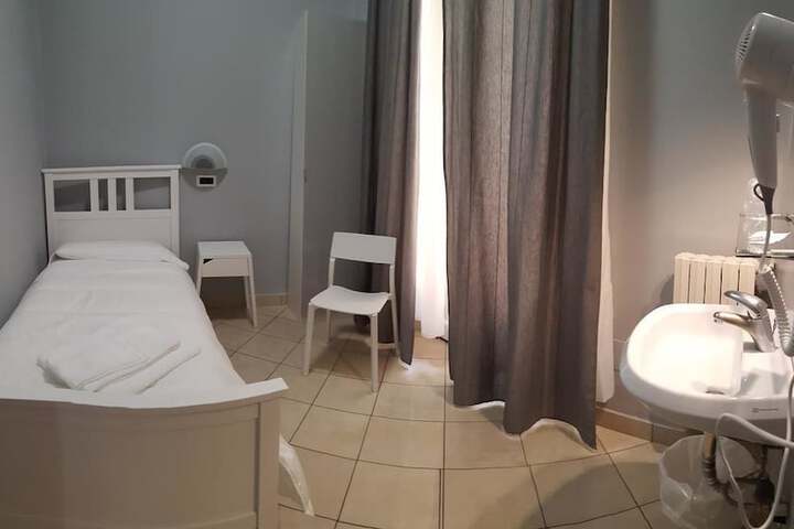 Room 11 of 16