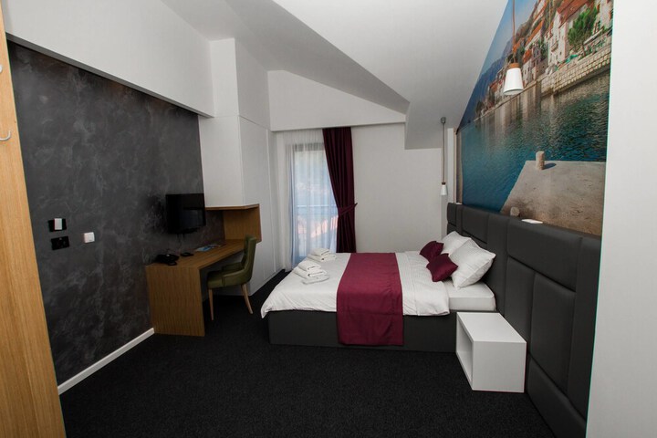 Room 10 of 76