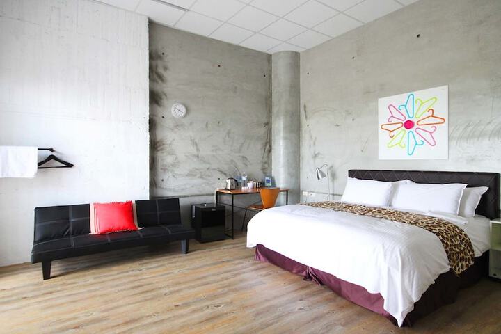 Room 5 of 8