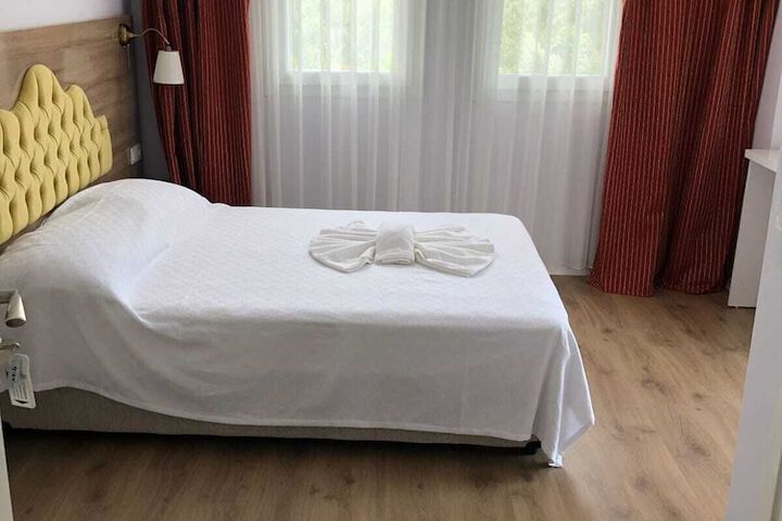 Room 9 of 16