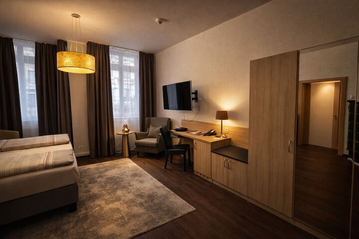 Room 6 of 25