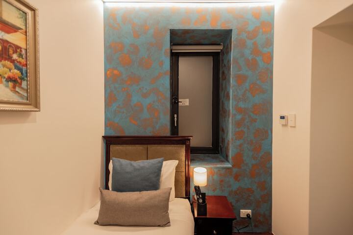 Room 9 of 50