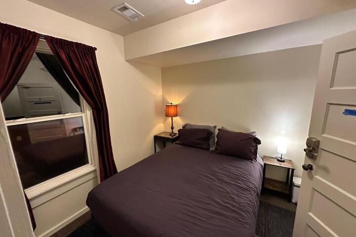 Basic Double Room 1 Queen Bed Shared Bathroom (13 of 14)