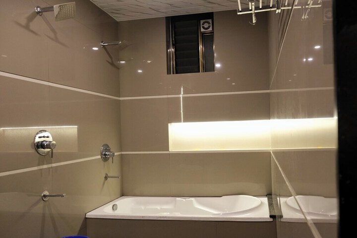 Room 8 of 68