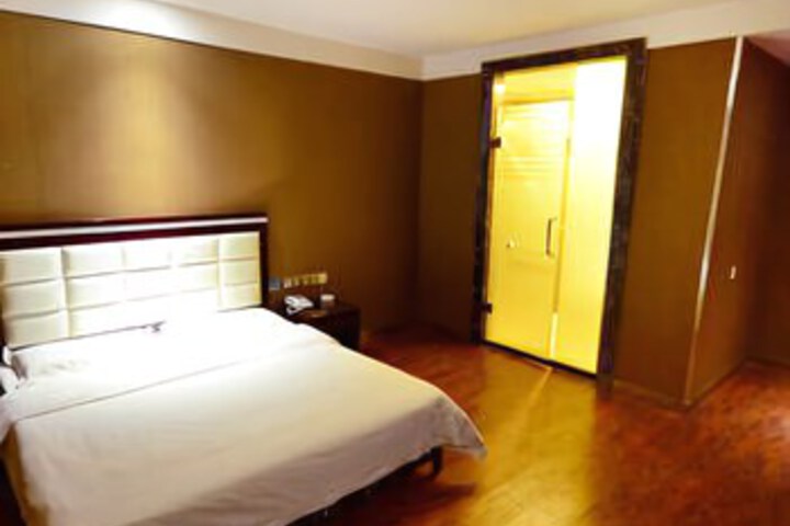 Room 6 of 8