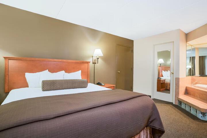 1 King Bed (2 of 10)