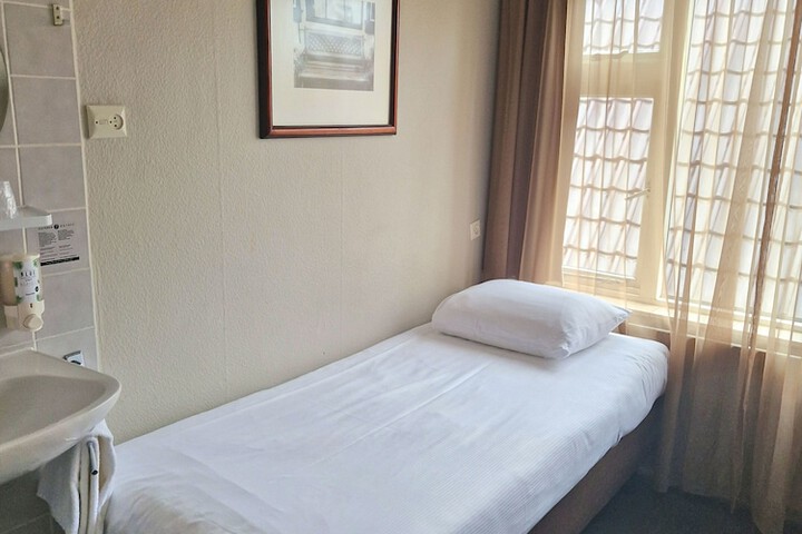 Room 18 of 37
